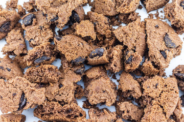 Cookies chocolate broken into fine pieces.