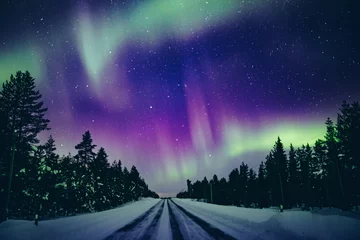 Fototapeten Bunte polare arktische Nordlichter Aurora Borealis-Aktivität im Schneewinterwald in Finnland © nblxer
