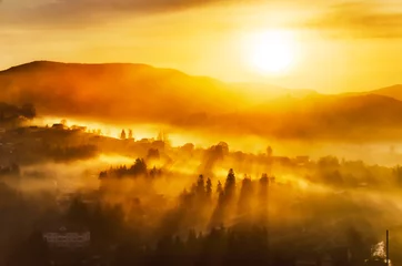 Fotobehang Heldere mistige zonsopgang in een bergdorp © Mny-Jhee