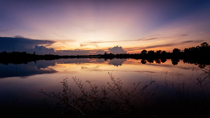 Obraz premium Beautiful sunset sky with reflection on the lake