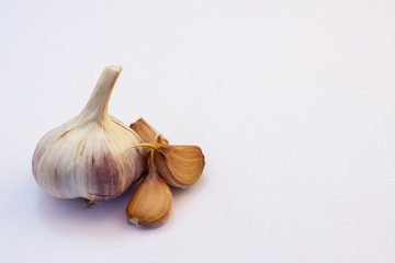 Garlic cloves and whole garlic.