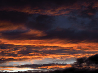 Farbintensives Wolkengebilde am Abendhimmel