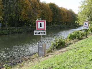 Schild am Kanal