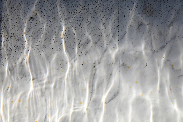 dibujos del agua sobre mármol de una piscina 4M0A9509-as