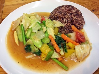 Thai food. Verduras y arroz.