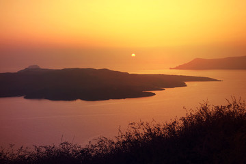 Obraz premium Beautiful sunset in picturesque village of Fira with golden colours, Santorini island, Cyclades, Greece