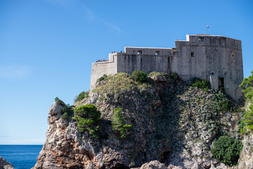 Fototapeta na wymiar Cidade de Dubrovnik na croácia e o forte Lovrijenac visto por fora. Onde foi gravado Game of Thrones, king's landing