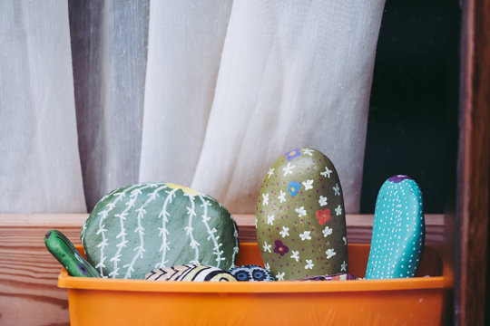 D&eacute;coration Galets ronds peints en cactus