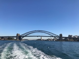 海から見る橋