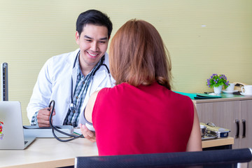 The doctor is interviewing the symptoms of Asian female patients. About broken arm for diagnosis...