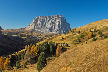 Langkofel und bunte Herbstlandschaft