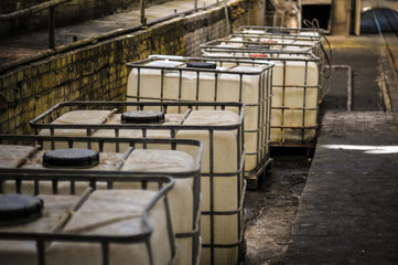 Baths and cans of chemically active liquid in hazardous industries