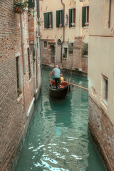 Fototapeta na wymiar Paseo en Gondola un dia de verano por Venecia