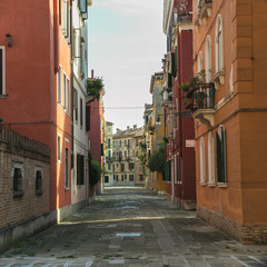 Fototapeta na wymiar Colorida calle de Venecia un dia de verano