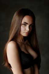 Fototapeta premium Studio portret młodej pięknej kobiety