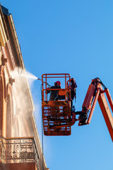 Pressure cleaning of a building facade 