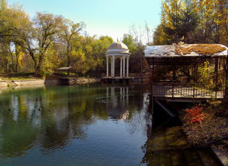 Fototapeta na wymiar Pond in a city park in autumn