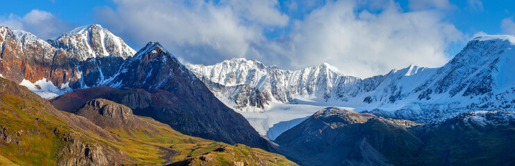 Great panoramic view of the mountain range