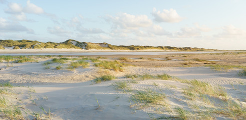 Strandidylle im Abendlicht an der Nordsee