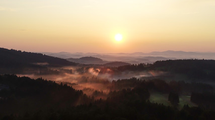 Sonnenuntergang über den Hügeln des Bayerischen Waldes