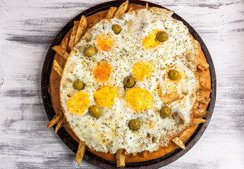 pizza con huevo