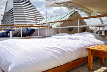 Bali balinesisches Doppelbett Bett unter freiem Sternenhimmel Himmel auf Luxus Kreuzfahrtschiff...