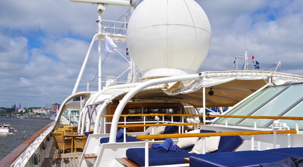 Bali balinesisches Doppelbett Bett unter freiem Sternenhimmel Himmel auf Luxus Kreuzfahrtschiff...