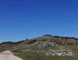 solitaria vista autunnale dei monti simbruini