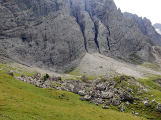 suggestiva vista delle cime dolomitiche in italia, tra vallate verdi e picchi rocciosi