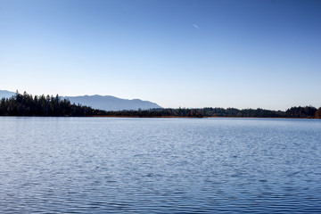 Inmitten des Naturschutzgebietes Ellbach-Kirchseemoor liegt der Kirchsee, einer der schönsten Badeseen Bayerns.