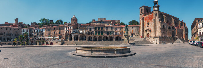 Fototapeta premium TRUJILLO, EXTREMADURA, SPAIN - AUGUST 08, 2019: Main square. Tourists in the architectural and monumental complex of the ancient and picturesque streets of Trujillo