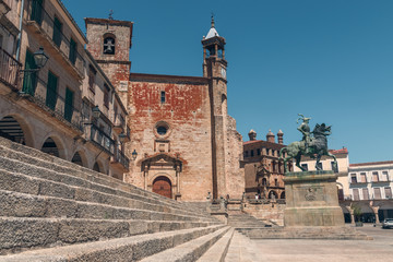 Fototapeta premium TRUJILLO, EXTREMADURA, SPAIN - AUGUST 08, 2019: Main square. Tourists in the architectural and monumental complex of the ancient and picturesque streets of Trujillo