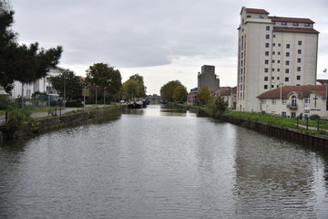 Fototapeta na wymiar canal ville