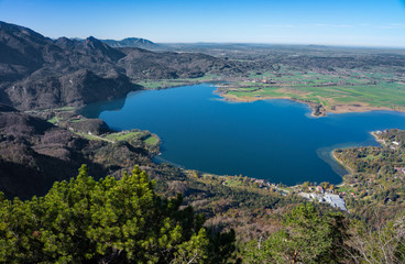 Obraz premium Urlaub in Bayern: Wandern am Kochelsee - Perle in Oberbayern: Blick vom Gipfel des Sonnenspitz nach Kochel