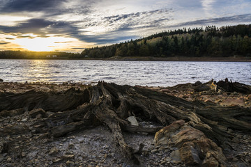 Ein herbstlicher Sonnenuntergang am See in Belgien