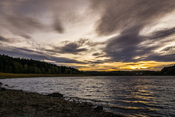 Ein herbstlicher Sonnenuntergang am See in Belgien