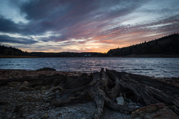 Ein herbstlicher Sonnenuntergang am See in Belgien