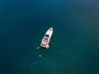 Fototapeta premium Top view of the luxurious yacht in the vast blue sea; lifestyle concept.