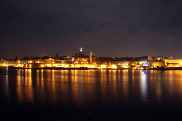 Fototapeta na wymiar A night panorama of La Valleta