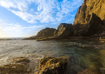 Fototapeta na wymiar Praia do Porto Santo, texturas naturais, rochas, areia, mar, nuvens