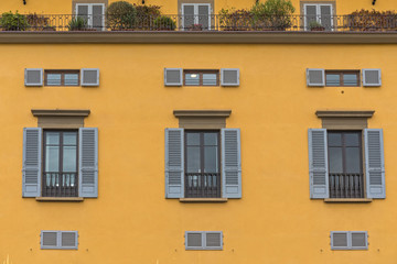 Obraz premium Yellow Building Florence