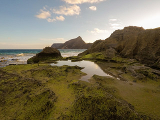 Praia do Porto Santo, texturas naturais, rochas, areia, mar, nuvens