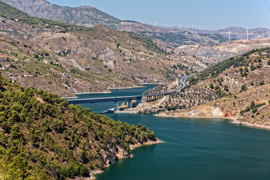 Sierra Nevada Gebirge mit Fluss Genil