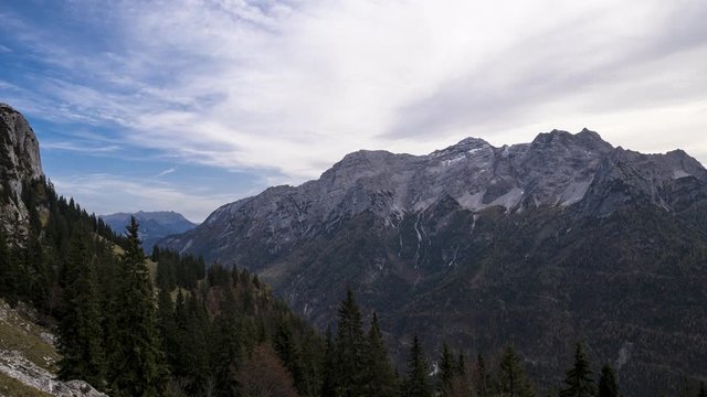 Zeitraffer mit ziehenden Wolken &uuml;ber den Loferer Steinbergen mit erstem Schnee auf den Gipfeln von Rothorn, Mitterhorn und Breithorn