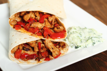 Tortilla with chicken, bell pepper and tzatziki