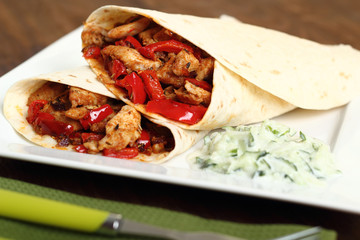 Tortilla with chicken, bell pepper and tzatziki