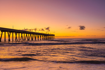 Obraz premium Johnnie Mercers Fishing Pier at sunrise in Wrightsville Beach east of Wilmington,North Carolina,United State.
