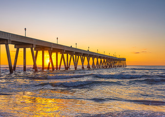 Fototapeta premium Johnnie Mercers Fishing Pier o wschodzie słońca w Wrightsville Beach na wschód od Wilmington, Karolina Północna, Stany Zjednoczone.