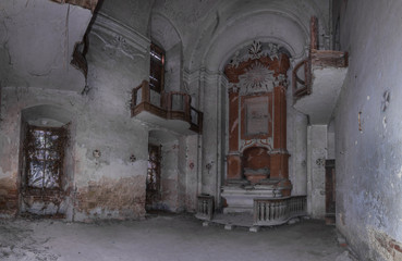 verlassene kirche mit altar panorama