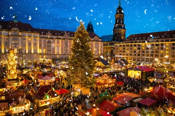 Menschen besuchen Weihnachtsmarkt Striezelmarkt in Dresden, Deutschland © dtatiana
